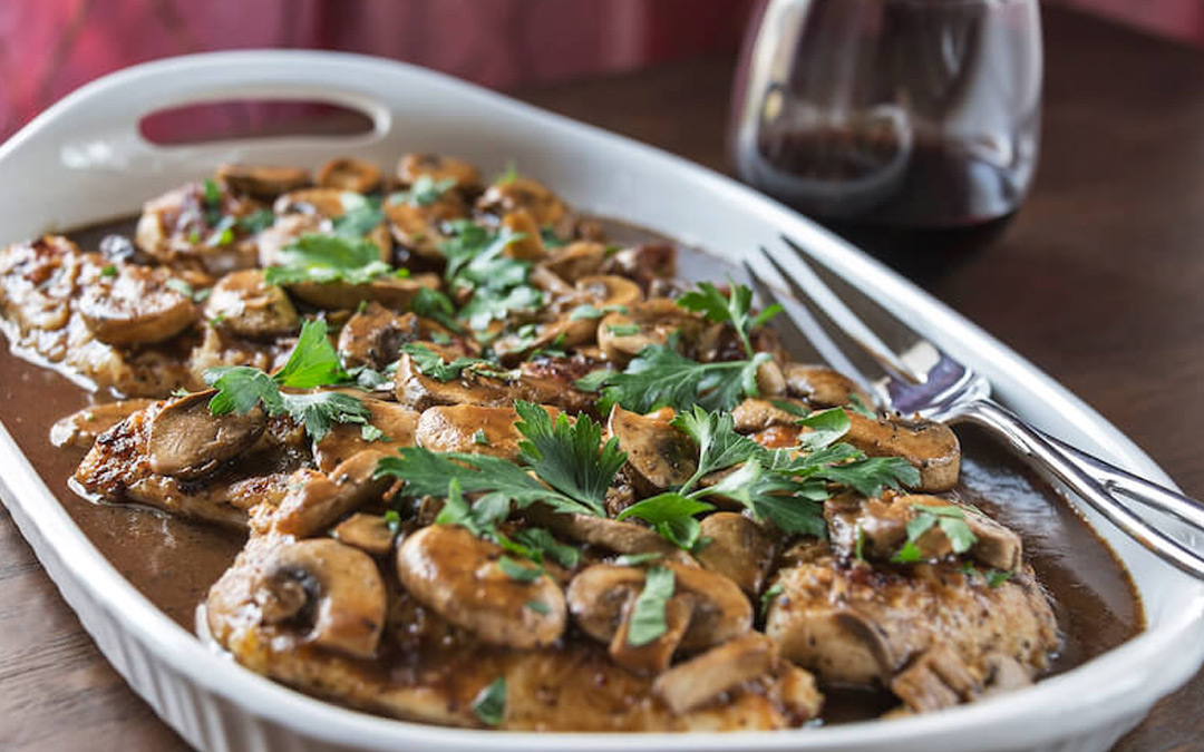 El pollo Marsala es un plato italiano americano lleno de sabor y elegancia. Seguro que sorprenderás a tus invitados con esta receta.