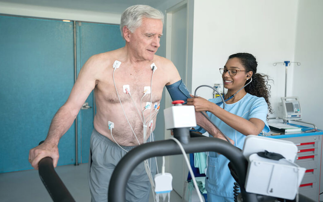 La prueba de esfuerzo con cardiolite, también conocida como prueba de perfusión miocárdica (IPM), es una de las pruebas cardiacas diagnósticas no invasivas más frecuentes.